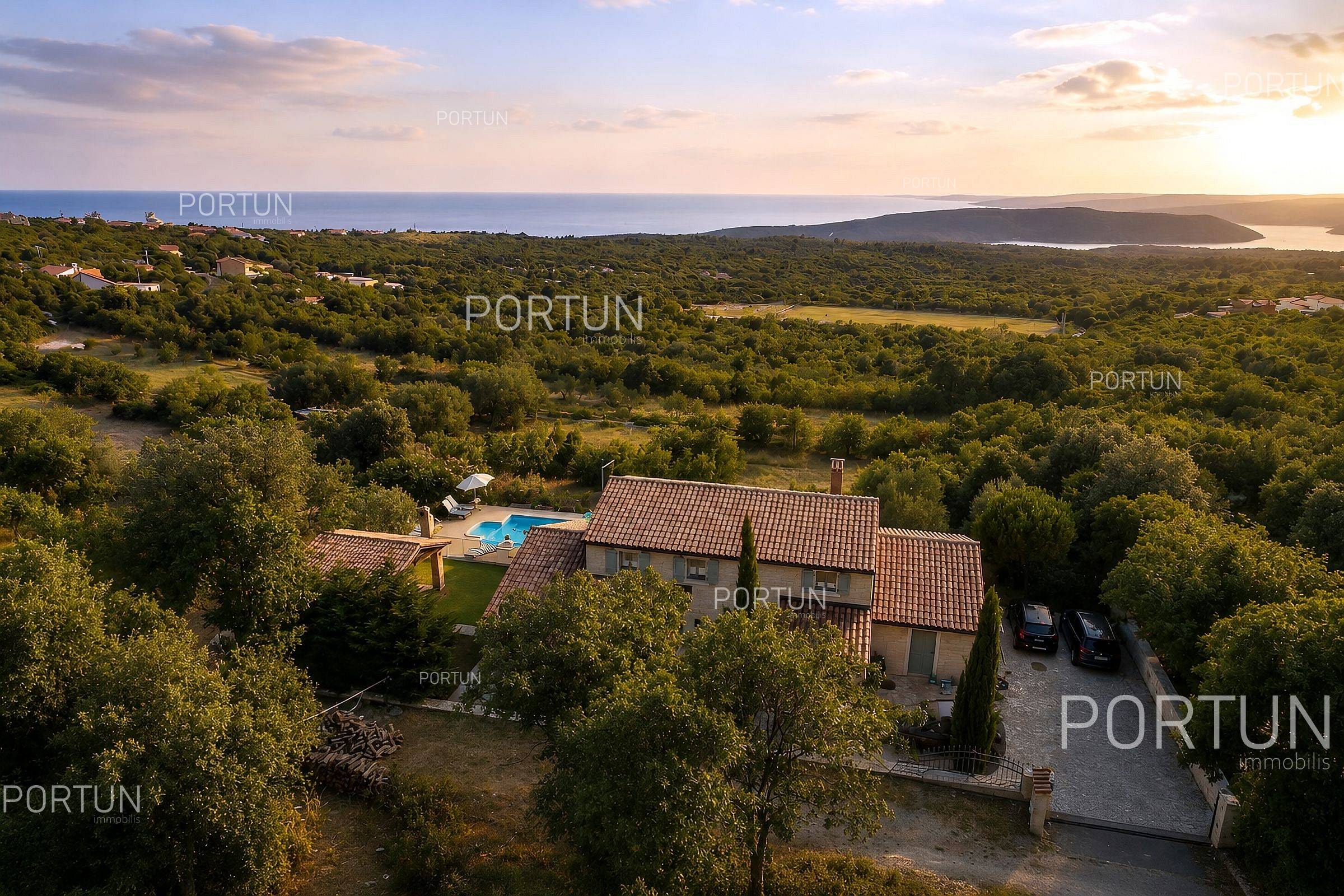 Stone house in the surrounding of Labin K 1016x  01